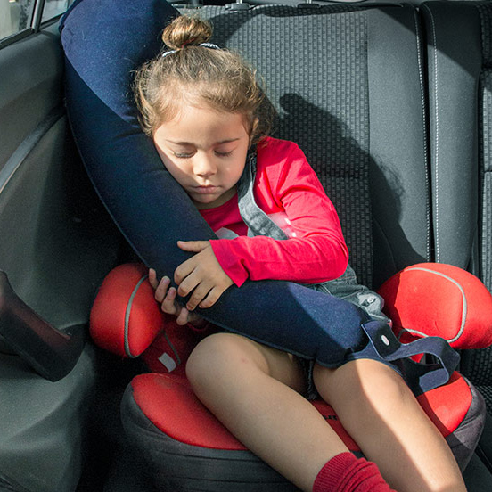 Ergonomisk resekudde med sitsfäste