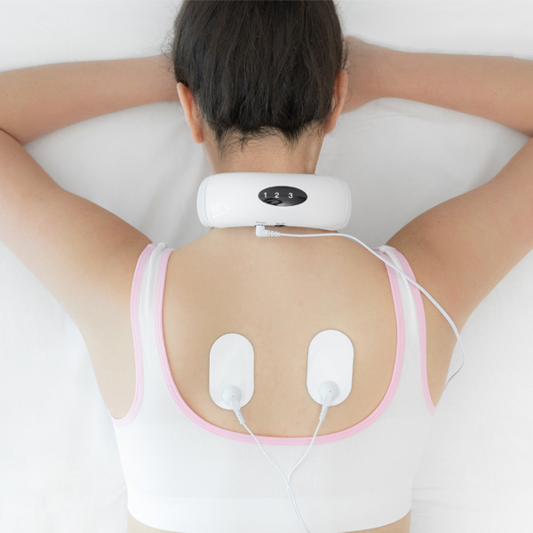 Avslappnande elektromagnetisk massör för nacke och rygg