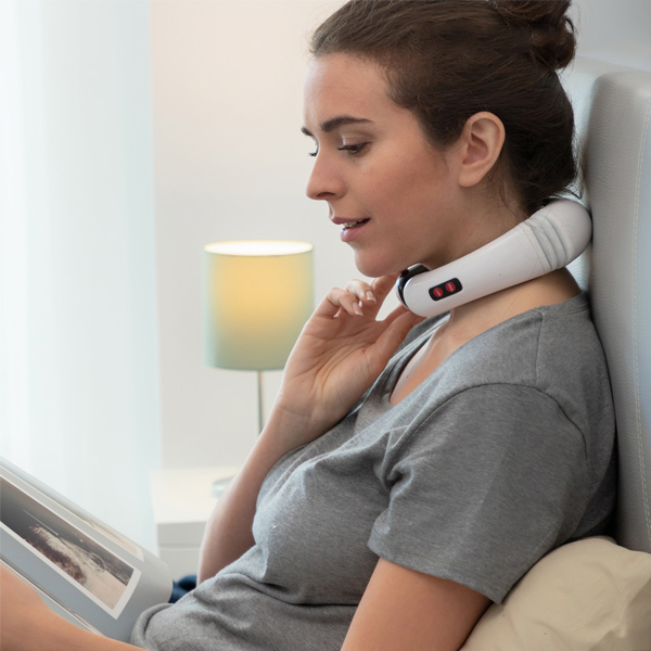 Avslappnande elektromagnetisk massör för nacke och rygg