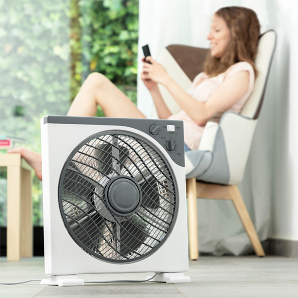 30 cm golvfläkt i vitt och grått, 50W